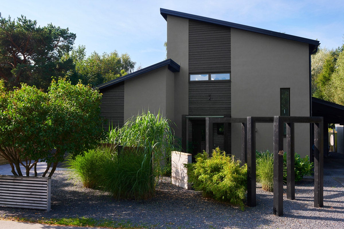Moderna hus med trädgård och trädetaljer