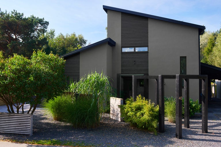 Moderna hus med trädgård och trädetaljer