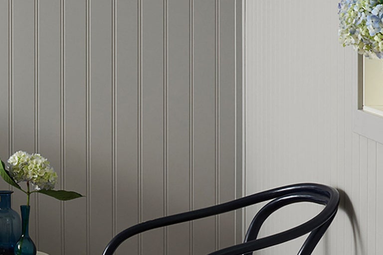 Väggpaneler i interiör med stol och dekoration