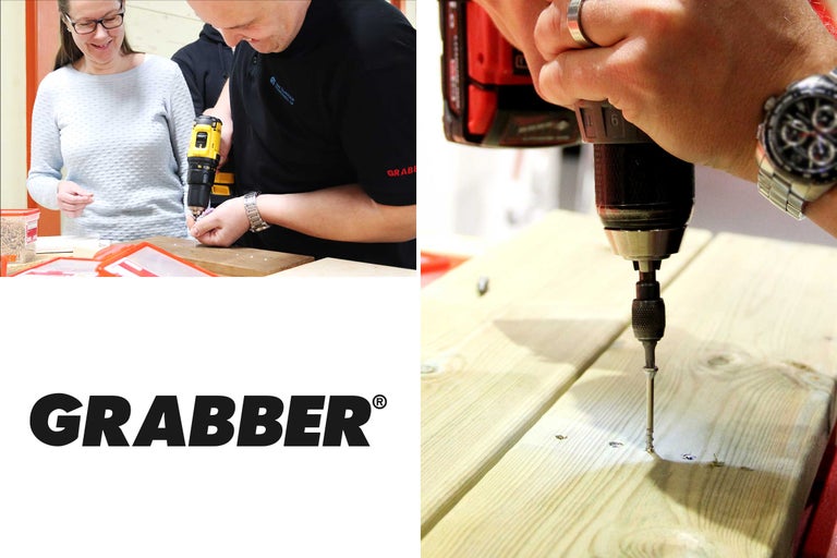 En person skruvar en skruv i trä med en sladdlös skruvdragare. Grabber Logotyp