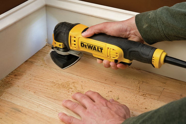 DeWalt multifunktionsverktyg som används för att slipa trägolv