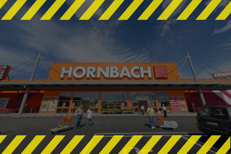 Hornbach byggmarknad exteriör med kunder och kundvagnar