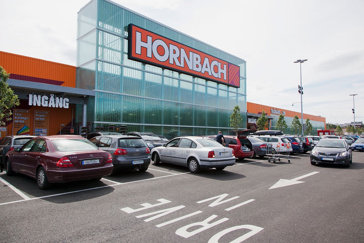  Utomhusvy av Hornbach byggvaruhus med parkering och kundåtkomst 
