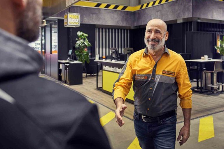 En Hornbach-medarbetare hälsar på en kund i butiken
