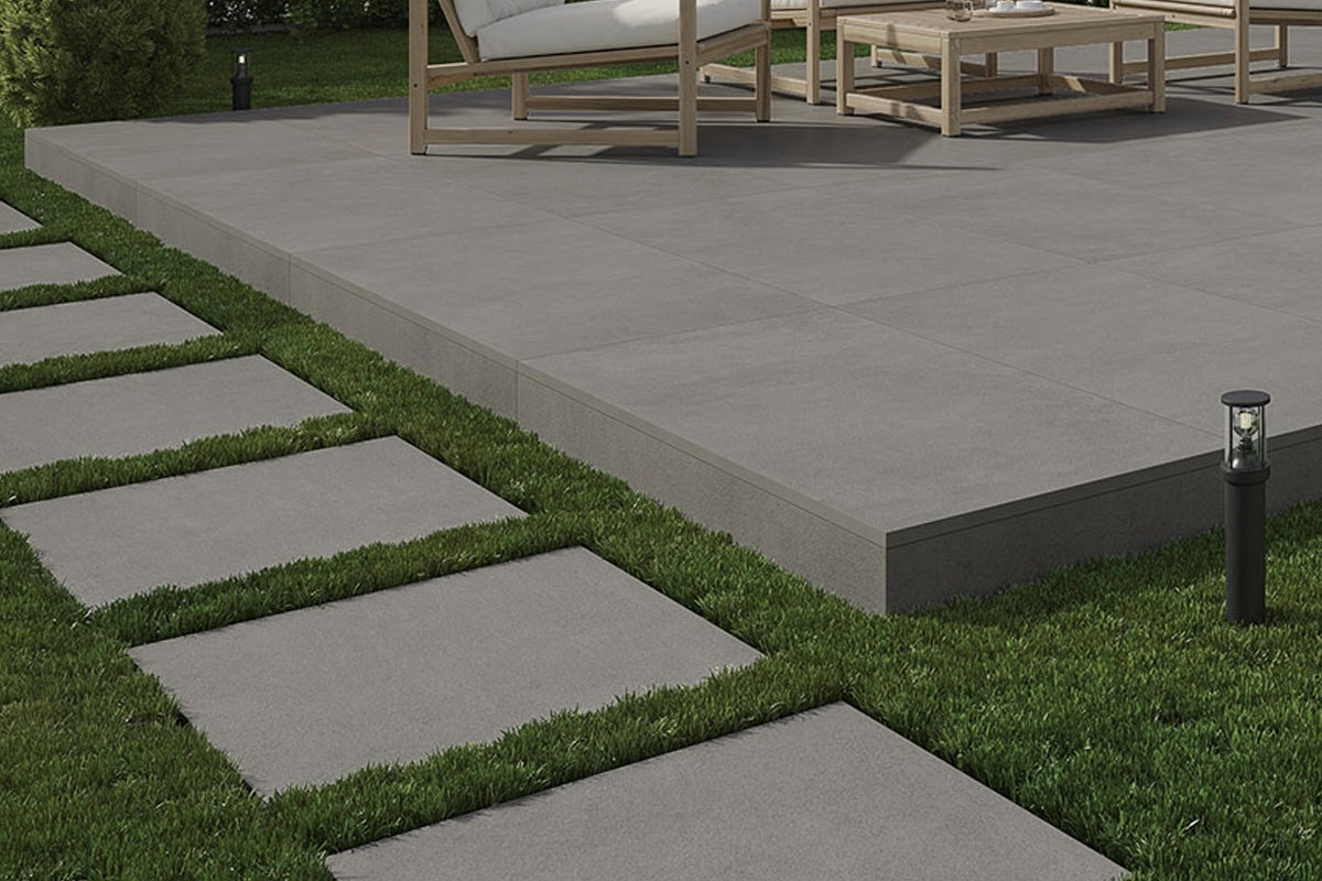 Uteplats och gångplattor i trädgården