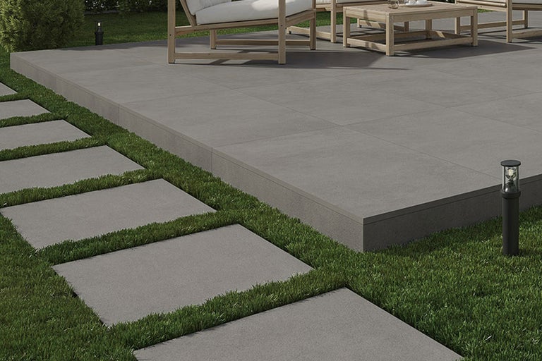 Uteplats och gångplattor i trädgården