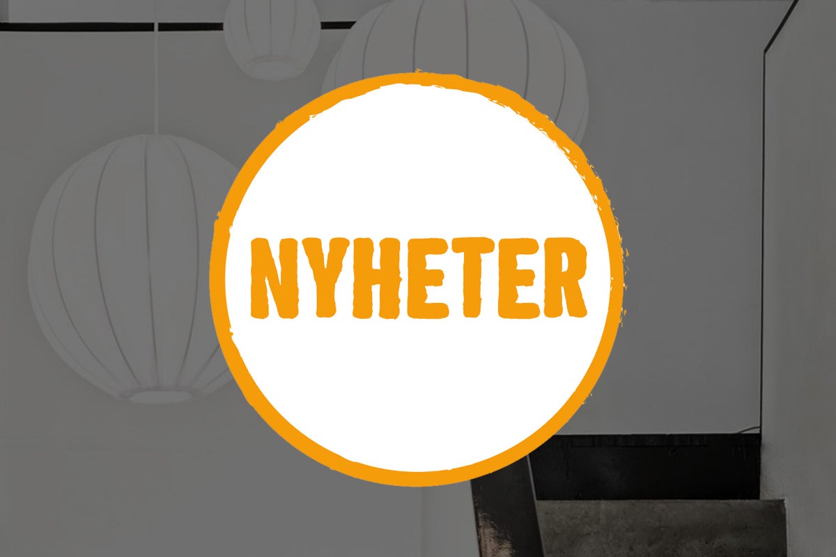 Nyheter skylt med lampor i bakgrunden