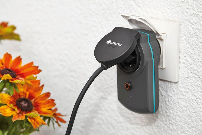 Gardena Smart strömanslutning i uttag med blommor