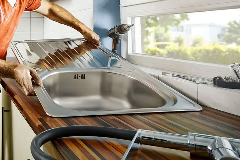 Installation av en diskho i rostfritt stål i en arbetsbänk