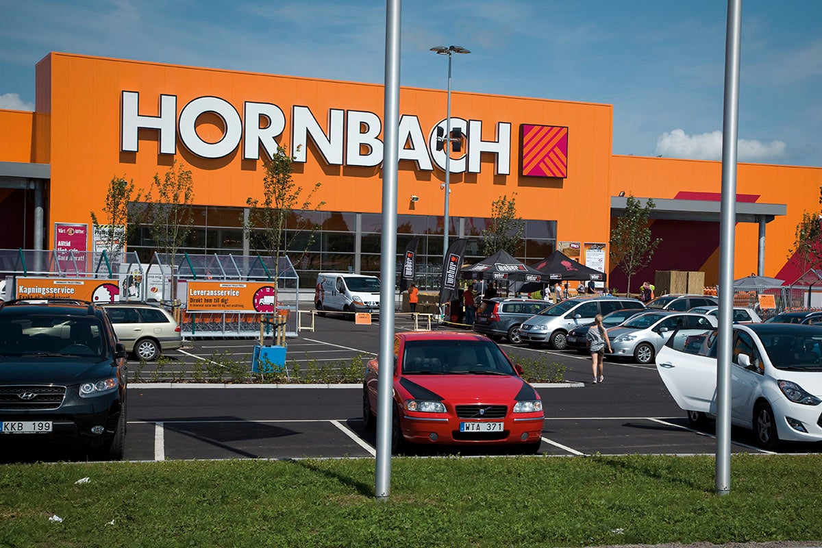 Exteriörvy av en Hornbach-butik med parkering.