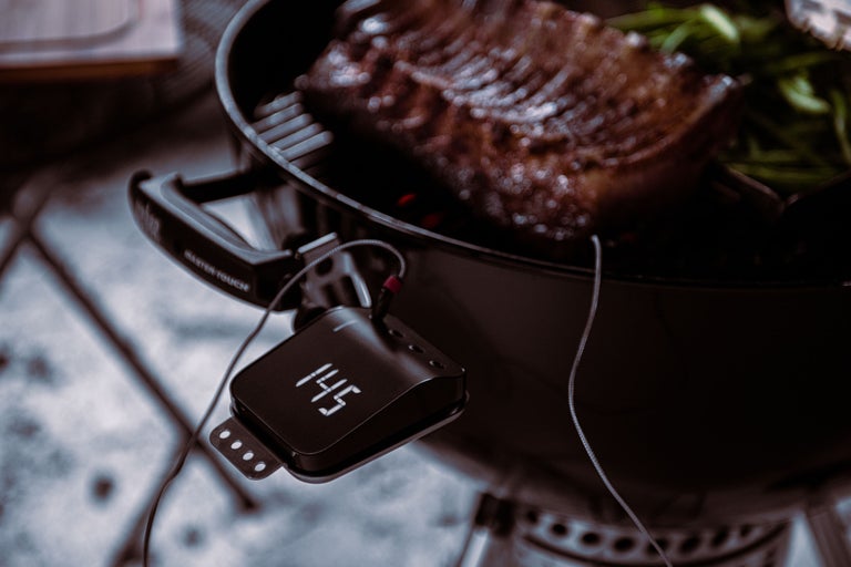 Klotgrill med grillat kött och digital termometer