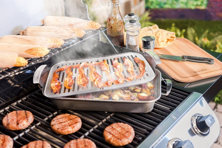Grillscen med hamburgare, bacon, potatis och majskolvar