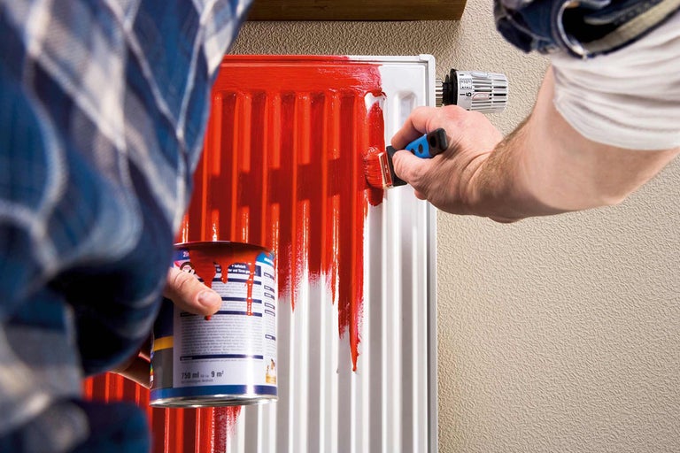 Måla radiator med färg och pensel