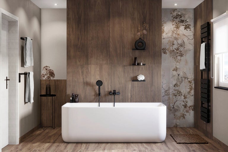 Modernt badrum med fristående badkar, träpanel och blomsterdetaljer