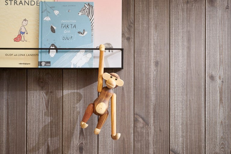 Dekorativ träfigur apa på en bokhylla