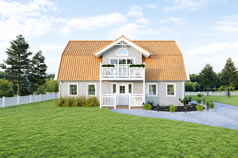 Tvåvånings trähus med grå fasad, vit balkong och orange mansardtak i en trädgård med gräsmatta, grusgång och vitt staket.
