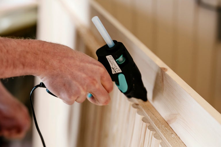 En limpistol används för träbearbetning.