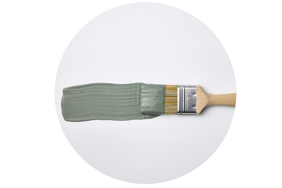 Flat pensel med 50 millimeters bredd, träskaft och ett färgdrag i salviagrön färg.