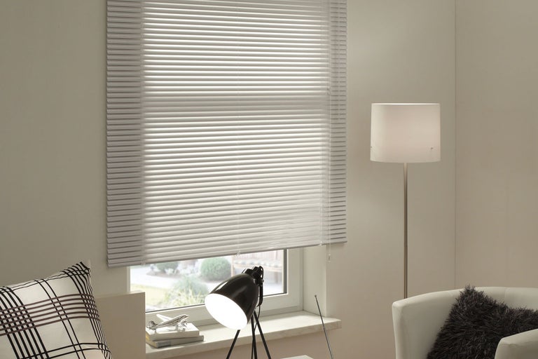 Interiörvy med stängd persienn för fönsterdekoration och avskildhet