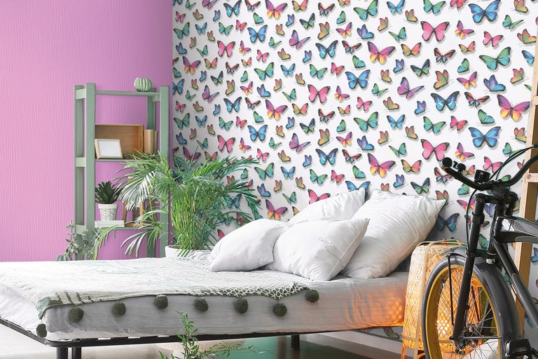 Dekorativt sovrum med säng, hylla och tapet med fjärilsmönster