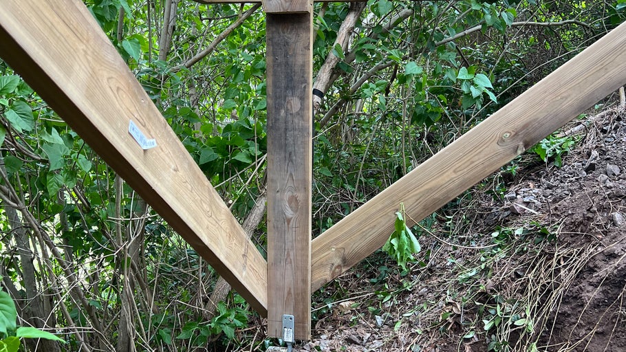 Träkonstruktion i trädgårdsmiljö