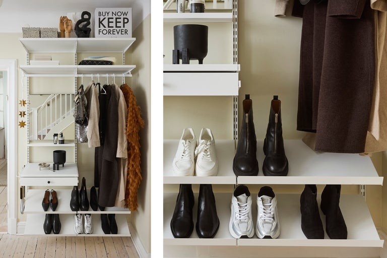 Öppen vit garderob med hyllor, lådor och klädstång med kläder och skor