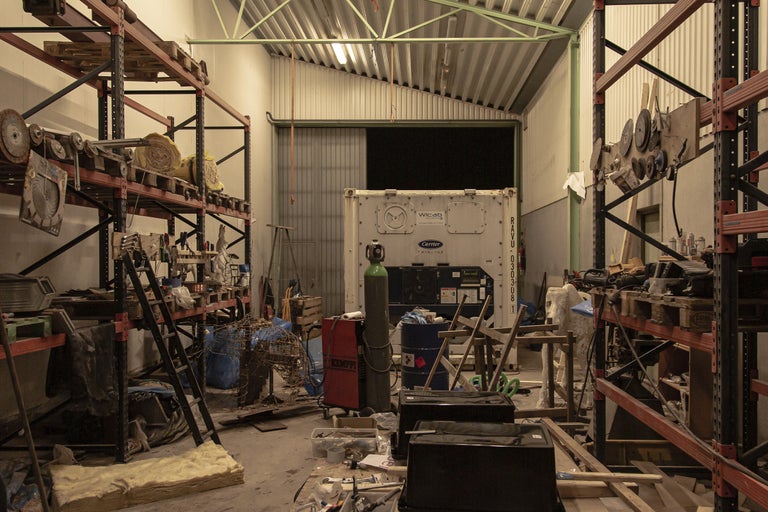 Vy över ett lager med hyllor, verktyg och diverse material