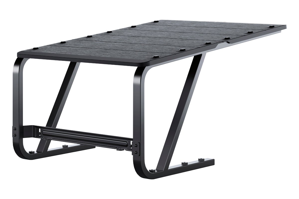 Garage för robotgräsklippare med platt tak i mörkt träutseende och svart metallram.