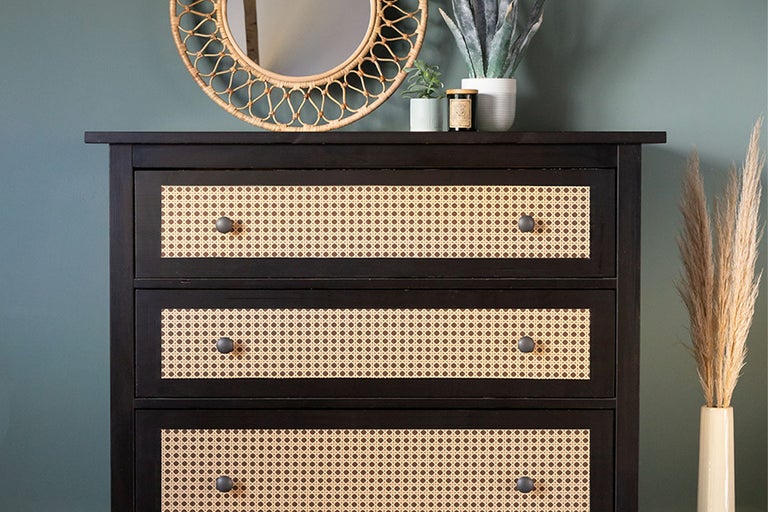 Kommode med tre lådor och flätad design