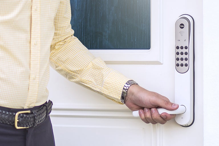 Person öppnar dörren med Yale digitalt dörrlås