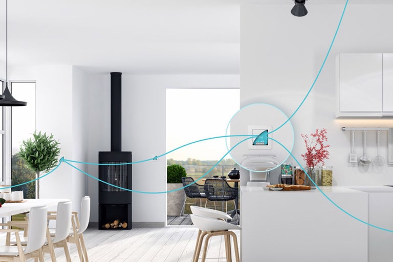Ljust vardagsrum med eldstad, matbord och Smart Home-styrning