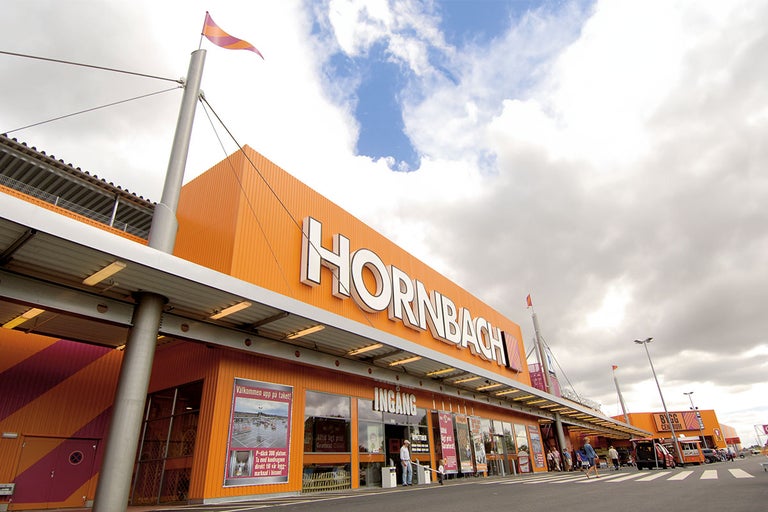 Hornbach byggmarknadsfasad med entré
