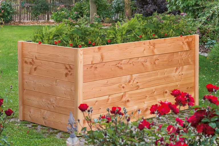 Trädgårdshögbädd i trä med jordgubbar