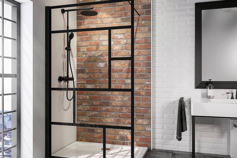 Modernt badrum med duschkabin, handfat och spegel