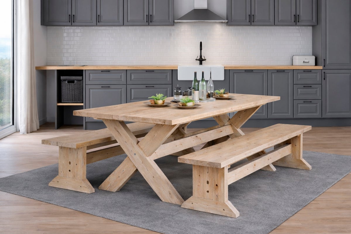 Rustik matgrupp i trä med ett stort bord och två bänkar i ett modernt grått kök med vitt kakel.