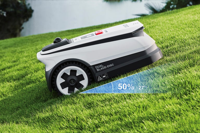 Robotgräsklippare på en gräsmatta med en lutning på 50 procent eller 27 grader.