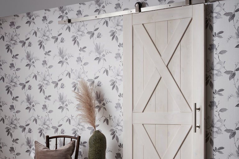 Interiör med skjutdörr i ladugårdsstil, blomdekoration och stol