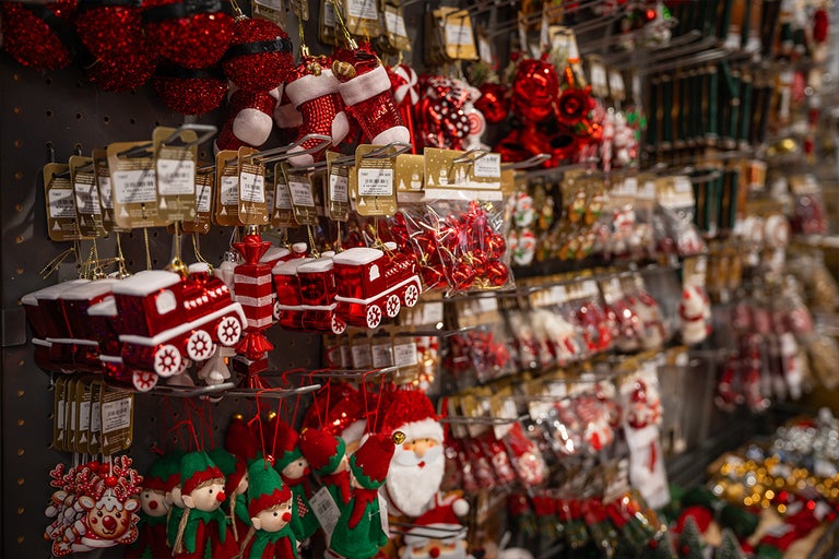 Sortiment av julgransdekorationer med jultema för dekoration