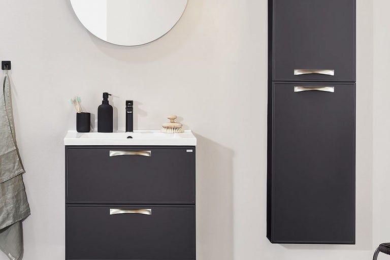 Badrum med underskåp för tvättställ, tvättställ, spegelskåp och tillbehör