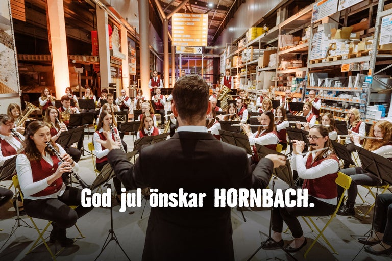 En orkester spelar i ett Hornbach-varuhus. God jul önskar Hornbach.