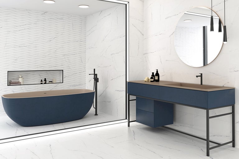 Ljust badrum med badkar, tvättställ, spegel och vitt marmorutseende på väggar och golv