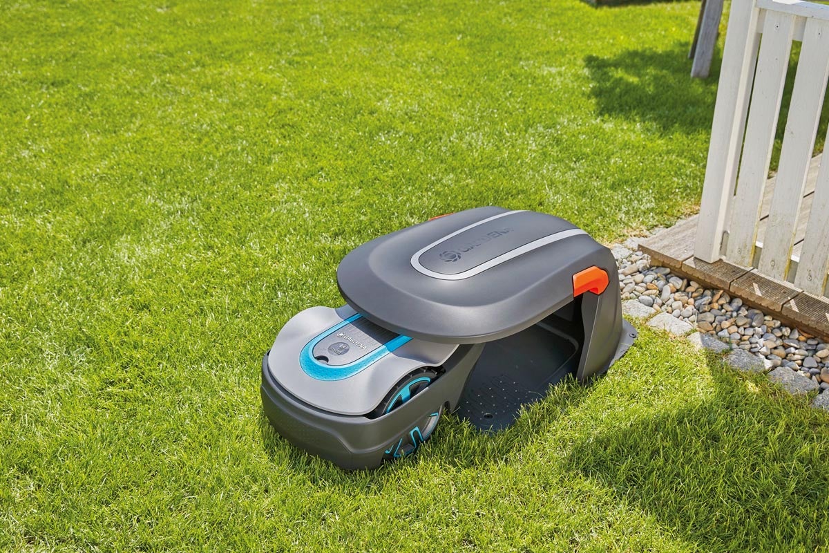 Gardena robotgräsklippare med laddstation på gräsmatta