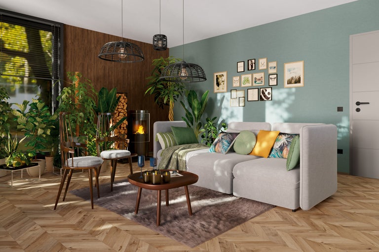 Vardagsrum med soffa, öppen spis, stolar, bord, växter och dekoration för en mysig atmosfär