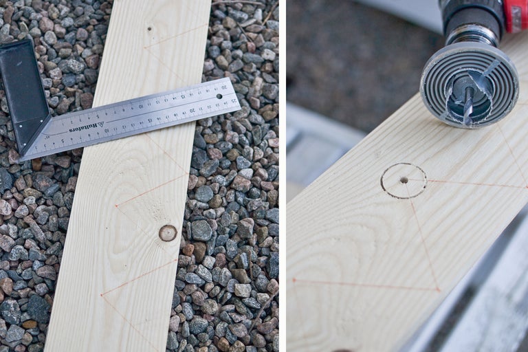 Träplanka med markeringar, vinkelhake och hålsåg för träbearbetning