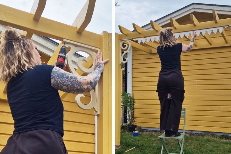 Kvinna fäster dekorativ träkonsol i en pergola med en sladdlös skruvdragare
