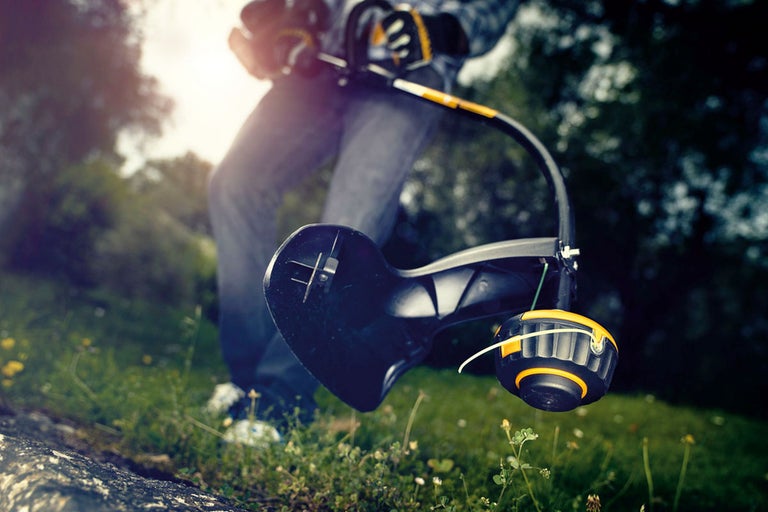 Grästrimmer används på en gräsmatta