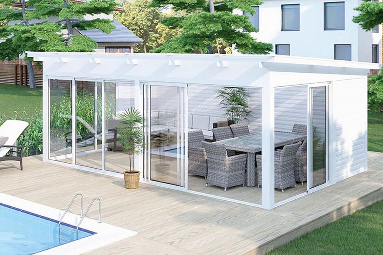 Modern trädgårdshus med skjutbara glasdörrar, matbord och sittplatser intill en pool.
