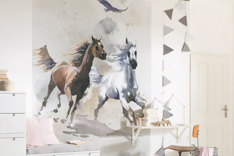 Rum med väggmålning av hästar och skrivbord