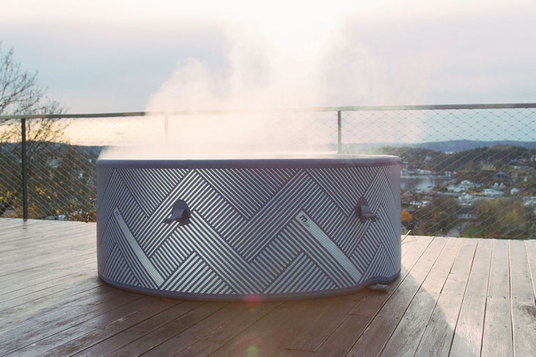 Uppblåsbar jacuzzi med mönster på en träterrass