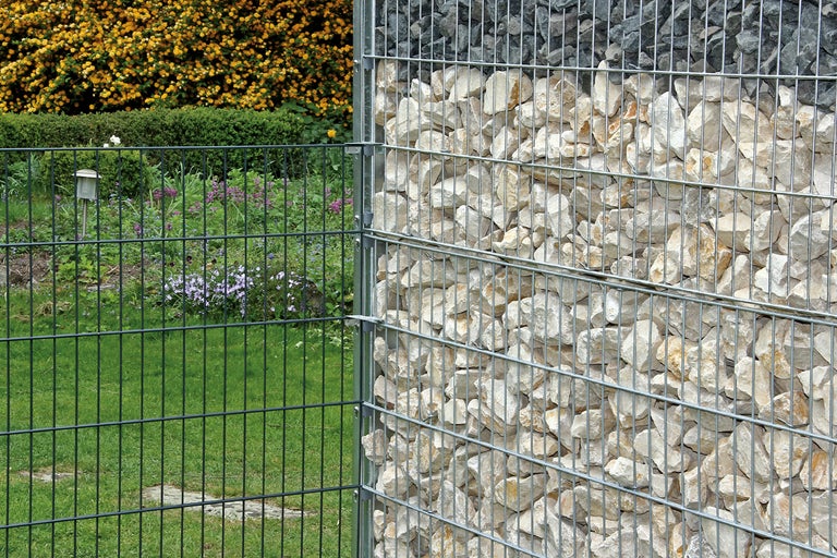 Gabionstaket och trådstängsel i trädgården
